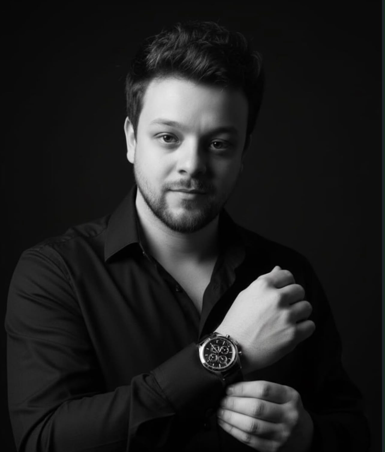 Retrato editorial em preto e branco de Henrique Biasoto